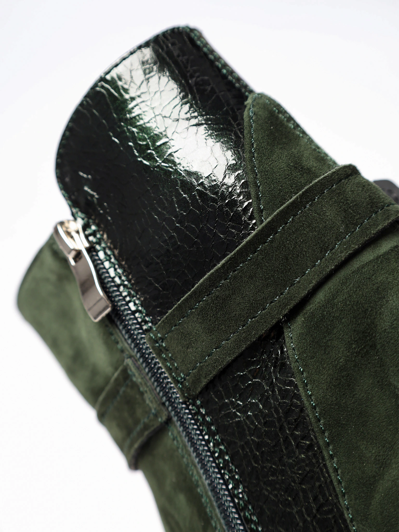 Ботинки комбинированные зеленого цвета с декоративной пряжкой